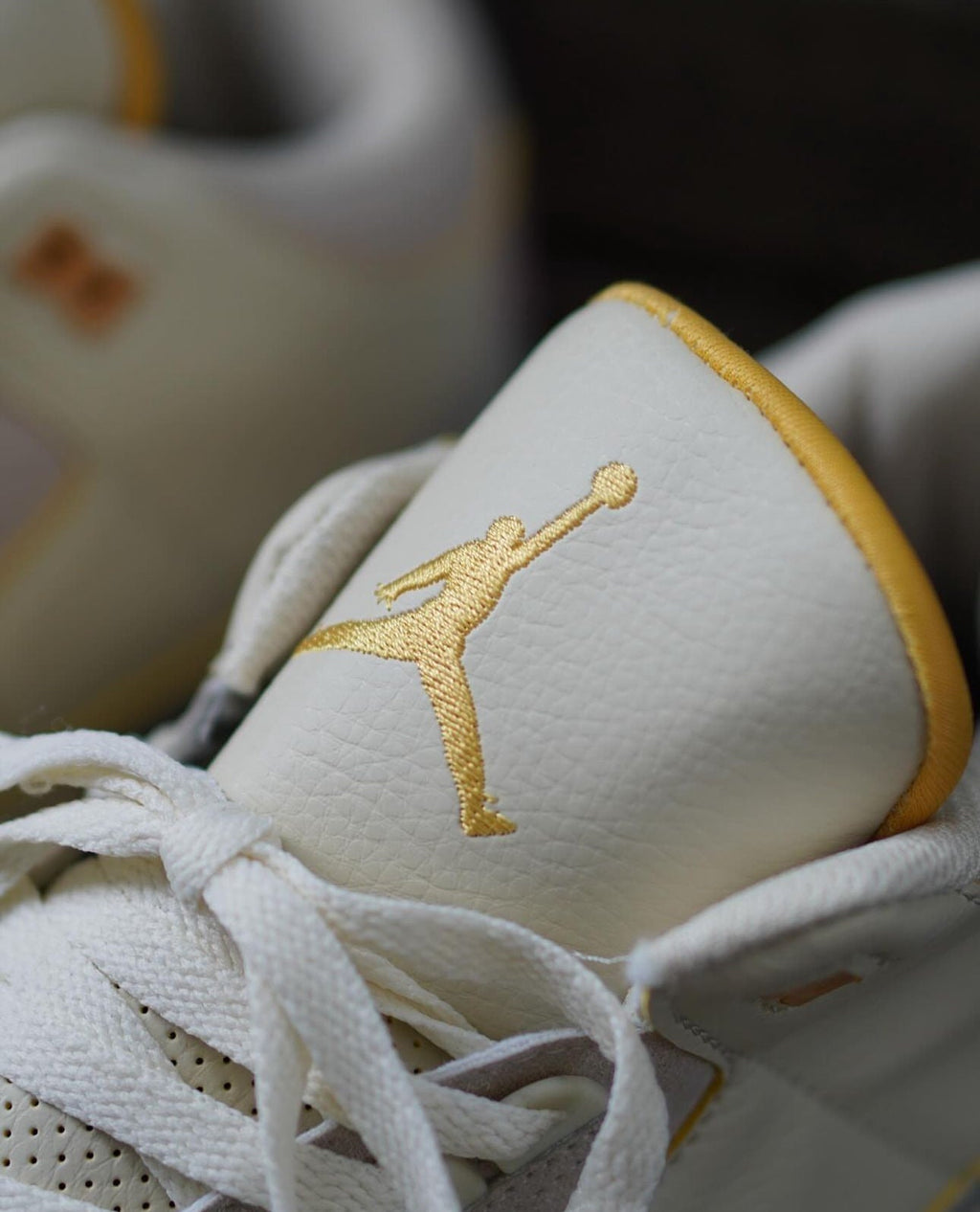 JORDAN RETRO J BALVIN BEIGE