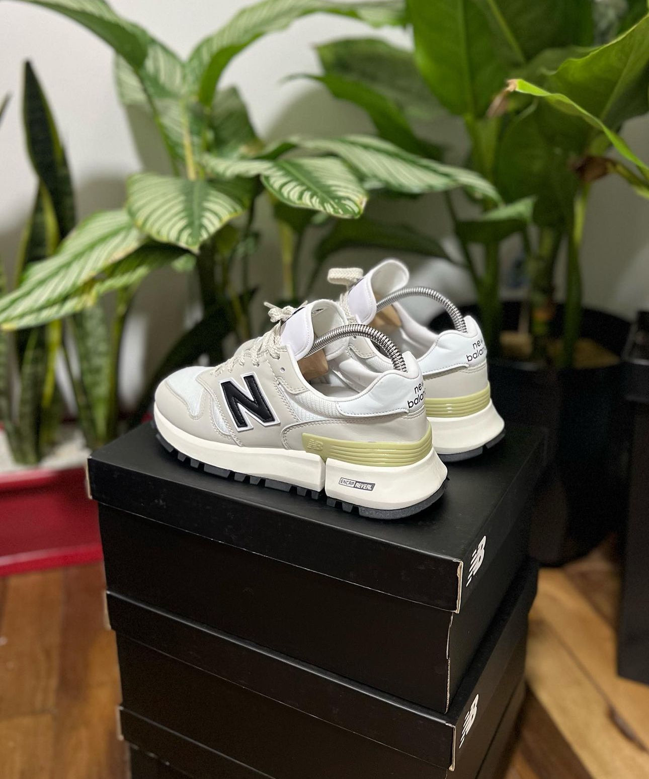 NEW BALANCE 1300 GRIS - NEGRO