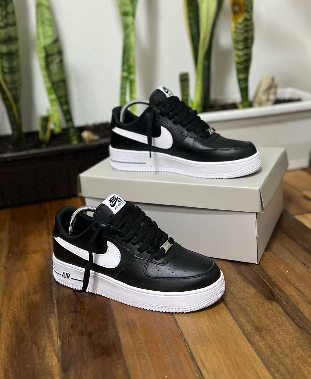 Nike Air Force One Negro Suela Blanca