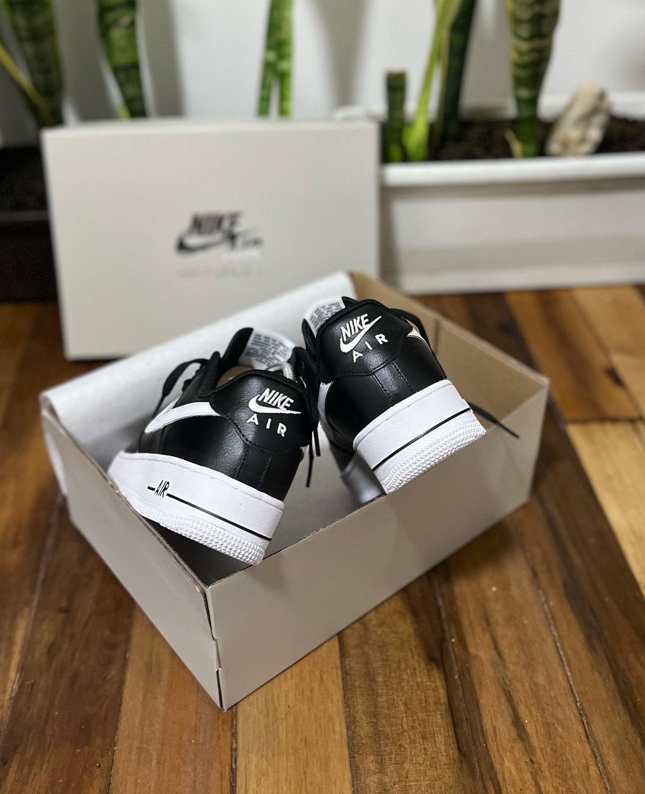 Nike Air Force One Negro Suela Blanca