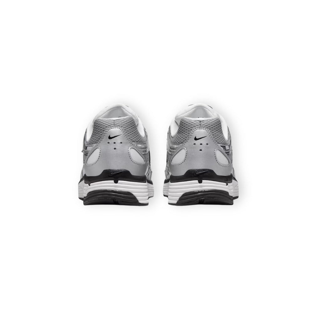 NIKE P6000 PLATEADO